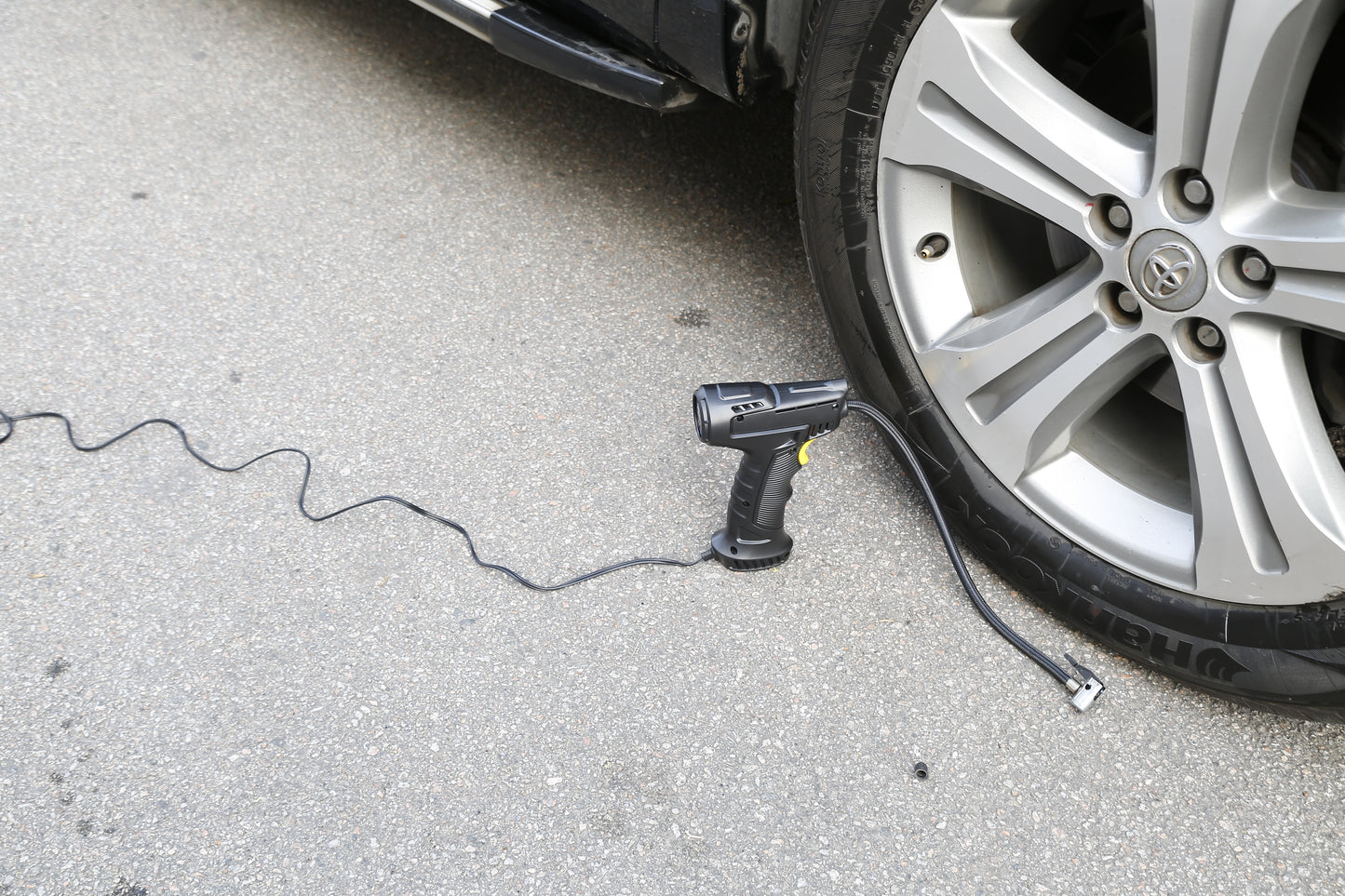 Portable Car Tire Inflator DC 12V Digital Car Air Compressor Electric Air Inflator With LED Light 150PSI