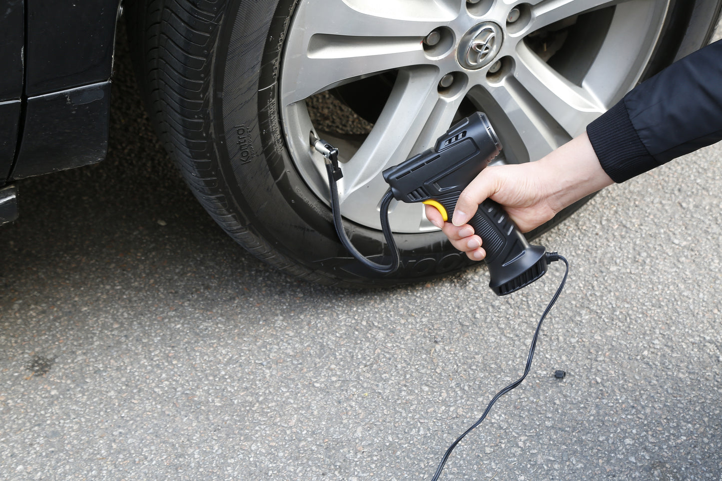 Portable Car Tire Inflator DC 12V Digital Car Air Compressor Electric Air Inflator With LED Light 150PSI